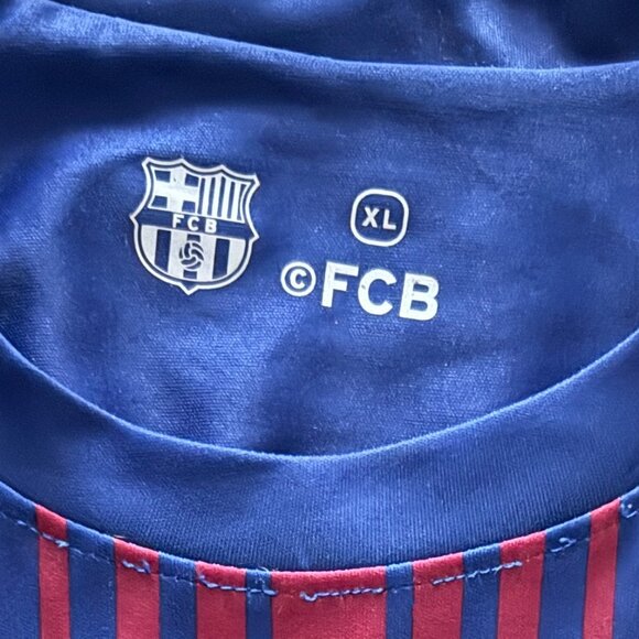 FC Barcelona - Official Merch: Active Jersey with Rubber-LIke Crest (Size XL) - Picture 4 of 5